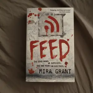 Boken FEED skriven av Mira Grant som jag aldig läst men känner att jag inte vill ha kvar! Pris lappen kvar❤️