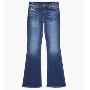 Super snygga low waist diesel jeans! Jeansen är aldrig använda och prislappen är kvar. De köptes för ca 2000kr men säljer för 1000! Det Skriv för fler bilder☺️ 