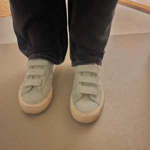 Veja sneakers - Storlek 36. Från Veja med kardborreband i ljusgrönblå färg! Använd några gånger 🩵