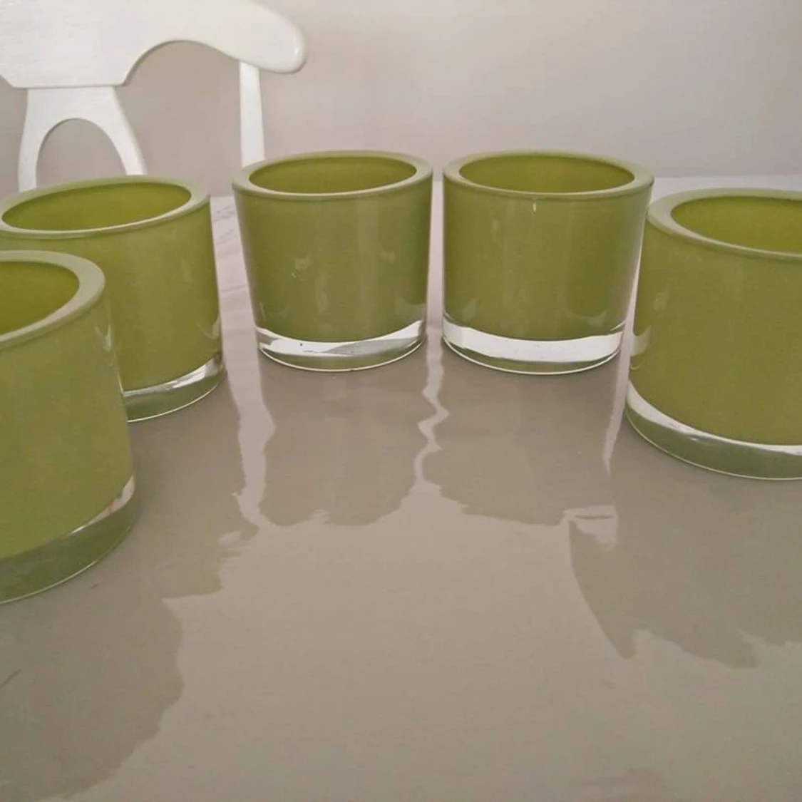 Ljus olivgrön ljushållare i Nyskick  - 2