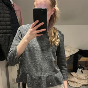 Volangtröja - Söt volangtröja från Mango i storlek S, fint skick 💖