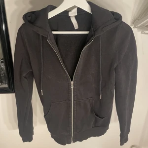 Svart zip-hoddie - Väl använd zip hoddie. Inga tecken på användning. Kontakta vid frågor eller mer bilder😊