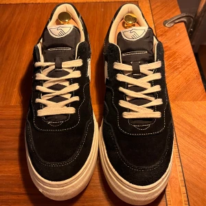 stepney workers club - Sparsamt använda. Tyvärr för små. Storlek 43. Inga fläckar eller synligt slitage. Mycket bra skick.  Nypris 1500kr