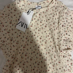 Blommig tröja - Säljer denna fina blommiga sommar t-shirten från Zara. Aldrig använd, ny med prislapp. Storlek 152 men sitter bra på mig som oftast har XS/S💖