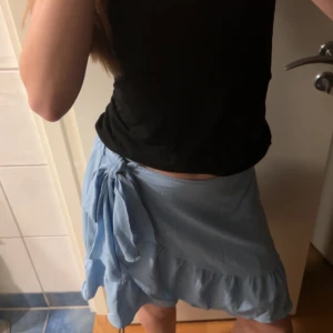 Kjol - säljer en somrig blå kjol, skriv privat vid frågor💓