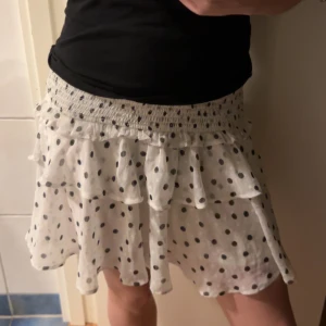 Kjol - Vit kjol med svart prickar, perfekt till sommaren! Skriv privat vid frågor 💓