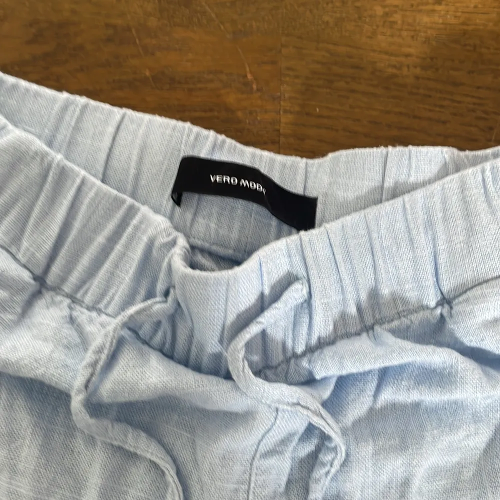 Ett par raka ljus blå linne byxor från Vero Moda som är använda en gång💕. Jeans & Byxor.