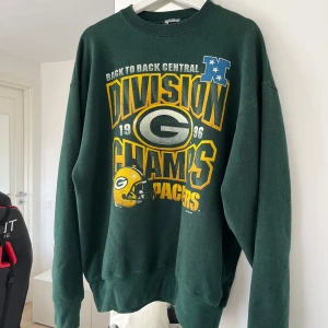 Snygg oversized tröja - Skitsnygg grön tröja som är köpt second hand, den har tyvärr ingen lapp men skulle säga att den sitter som L/XL. Har inga defekter 