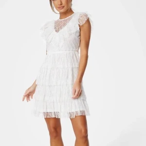 Säljer denna nya fina klänning till studenten!🤩 - Säljer denna underbara klänning som är perfekt till studenten! Storlek S och aldrig använd, endast testad💕 Kan sälja till bra bud, helt slutsåld! Nypris 900kr plus frakt  