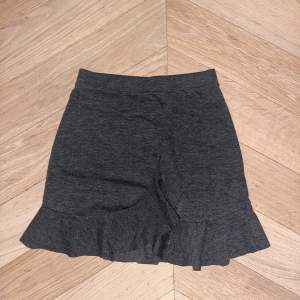 Säljer denna mini-kjol med volanger från Gina Tricot. Använd få gånger och inga defekter. Passar XS-S⭐️
