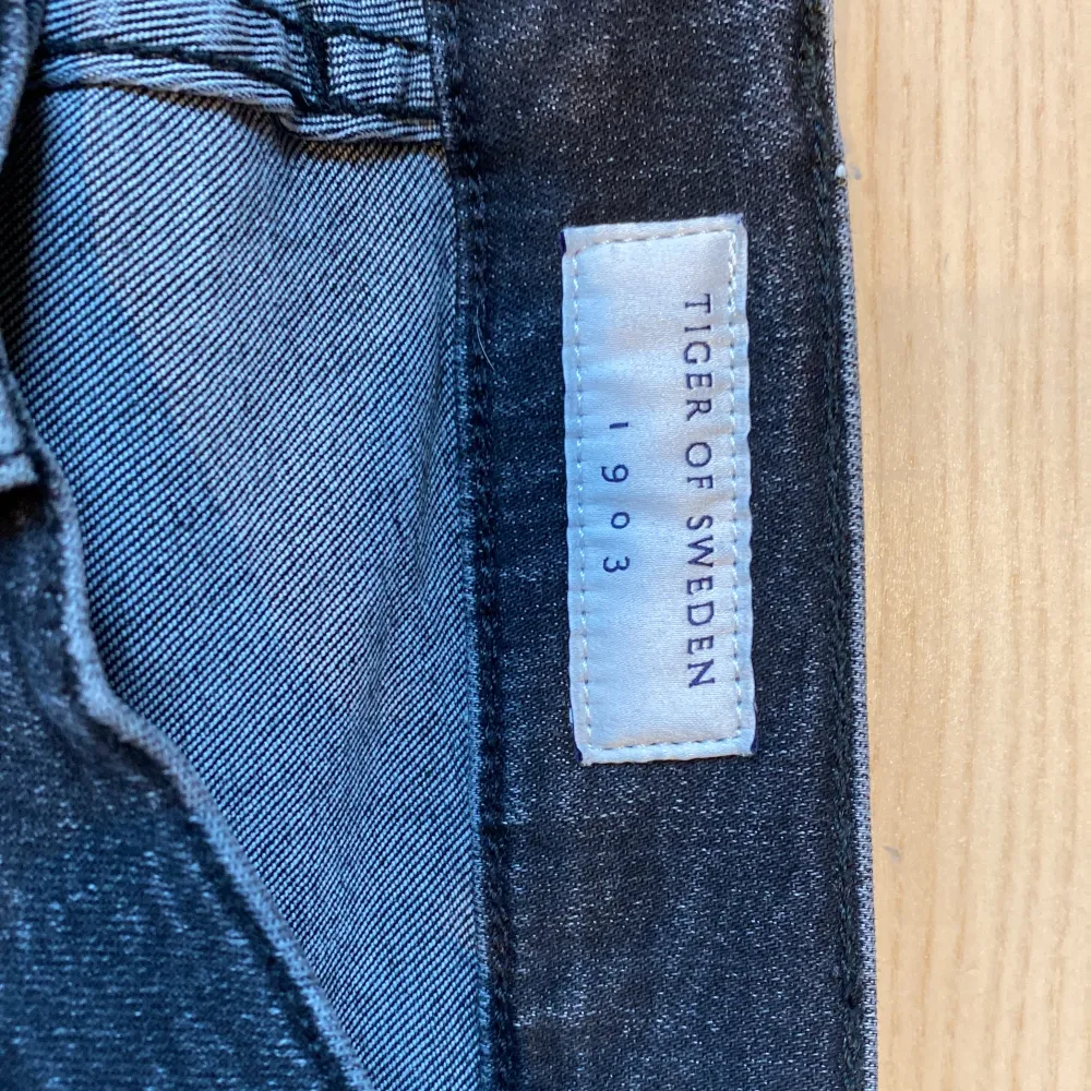 Haj säljer mina tiger of Sweden jeans de är 9-10 i skick de är i storlek 28/32 har du några frågor kontakta mig då denne i slim fit . Jeans & Byxor.