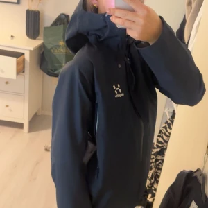 Haglöfs jacka Roc flash GTX skidjacka - Haglöfs jacka Roc flash GTX jacket. Skid eller skaljacka från Haglöfs i dammodell, storlek M. Endast använd två gånger, i mycket fint skick, finns inga tecken på användning. Jackan är i goretex och utrustad med recco. Nypris runt 5000:-