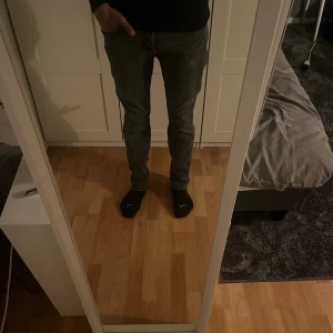 Slim fit jeans - Bra skick Osynlig fläck på framsidan vid gylfen (1cm i diameter) Slim fit Fin kvalitet  Orginalpris 1250kr Ingen Stockholm stil lall   