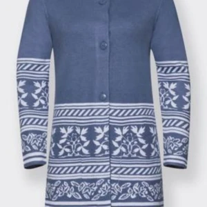 Kofta - Lång kofta, stl 54, i 100% akryl med bred bård med blomrankor i fin jacquardstickning. Kort knappslå upptill, figursmickrande, öppen modell nedtill. Två påsydda fickor med jacquardmönster. Längd ca 76 cm. 