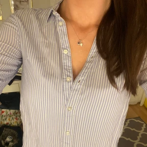 Figursydd skjorta - Skjorta från Lindex strl XS men jag har vantligtvis S💕väldigt mjukt och skönt tyg och i väldigt bra skick, skriv privat om ev frågor finns🙌🏼