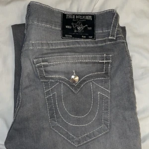Gråa True Religion Ricky - Gråa True Religion byxor i ricky (relaxed straight) i w34, inseam 33inch