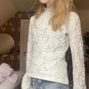 Superfin spetsblus - Super gullig unik spets blus! Perfekt till middagar och fester💯🙌🏻 Pris kan diskuteras vid en smidig och snabb affär😋😋 Blusen är i storlek M men skulle mer säga S