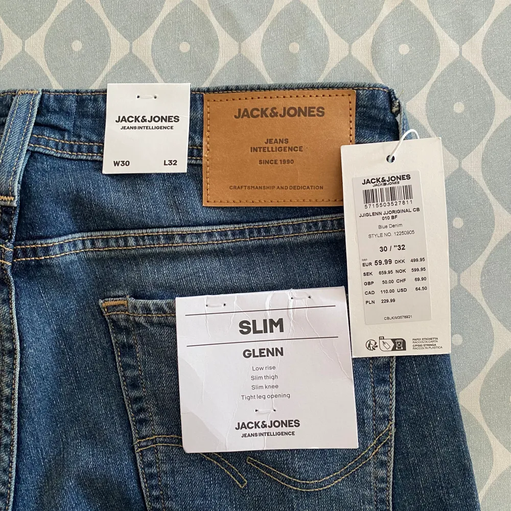 Helt oanvända jeans från jack and Jones med modellen Glenn, slim fit. Nypris 650 kr  Billigare vid snabb affär😄. Jeans & Byxor.