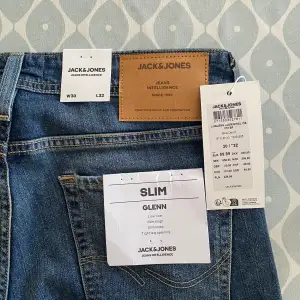 Helt oanvända jeans från jack and Jones med modellen Glenn, slim fit. Nypris 650 kr  Billigare vid snabb affär😄
