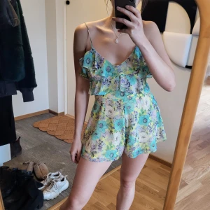 Världens finaste playsuit från Topshop - Mitt favoritplagg från Topshop har tyvärr blivit för liten. I flowy tyg med ljusgult foder, mycket hög kvalitet och formar kroppen så fint pga utsvängd nederdel. Från ca 2010 men är i absolut nyskick. Har vanligtvis S-M, denna skulle passa en XS-S.