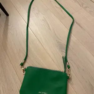 Säljer denna gröna handväskan då jag känner att den färgen inte passar så bra på mig. Använd fåtal gånger och är i fint skick!