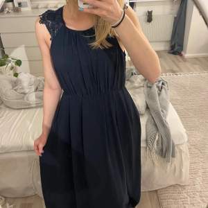 En marinblå balklänning perfekt nu inför balsäsongen! Använd vid endast ett tillfälle 🧵Storleken som står i klänningen är 12 och den är lite stor på mig som vanligtvis har S-M 💕