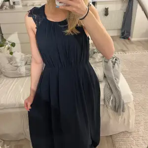 En marinblå balklänning perfekt nu inför balsäsongen! Använd vid endast ett tillfälle 🧵Storleken som står i klänningen är 12 och den är lite stor på mig som vanligtvis har S-M 💕
