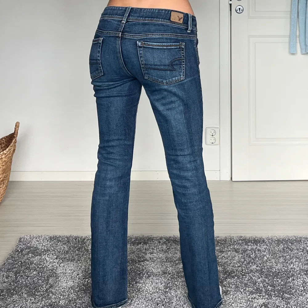 midjemått: 36cm rakt över, innerbenslängd: 78cm 💗 . Jeans & Byxor.