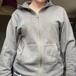 jätteskönt och fin zip up hoodie. Använder aldrig och den är i fint skick. snörena är borta dock, skriv till mig vid intresse/prisförslag🥰