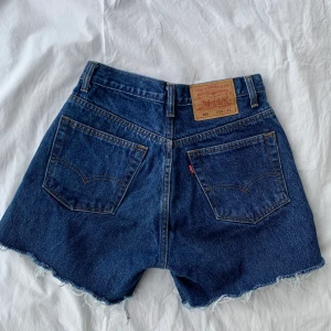 Levis jeansshorts  - Skitsnygga men tyvärr för små Levis shorts, W28. De är i jättebra skick🩷 psst, säljer de för samma pris på Vinted men det är billigare frakt där.