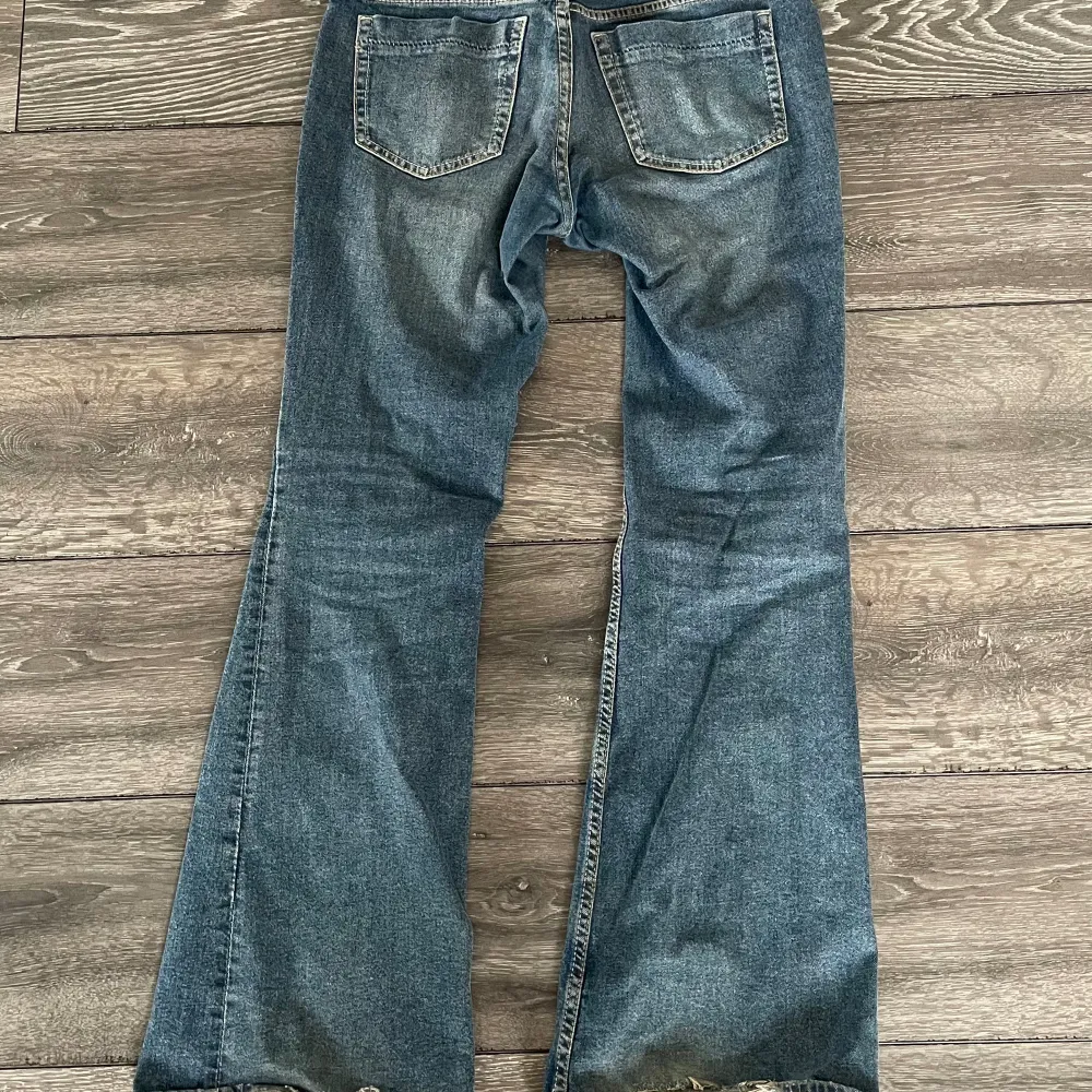 Jättefina lågmidjade jeans i modellen flare, köpta på h&m, lite slitna vid fötterna💗💗 W40 L103, innerbenslängd: 79 cm. Jeans & Byxor.