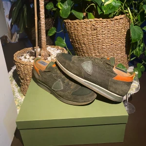 Philippe Model Trpx low  - Hej, säljer ett par populära Philippe Model trainers. Unik och snygg färg kombo, påminner om valentino rockrunner. Använda en del men fortfarande i okej skick. Storlek 41 men passar även 42. Nypris runt 3000kr. Inget medkommer. Pris kan diskuteras