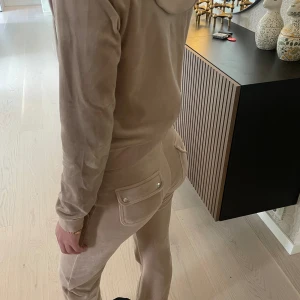  Juicy Couture - Säljer denna då den ej kommer till andvändning andvänt några gånger den är som ny 💕