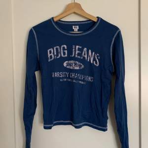 Jättefin, skön långärmad tröja från Urban Outfitters. Den är i bra skick, endast använd 1-2 gånger och är i storlek medium (M). Ursprungligt pris: 26$ Obs: köparen står för frakten!