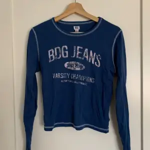 Jättefin, skön långärmad tröja från Urban Outfitters. Den är i bra skick, endast använd 1-2 gånger och är i storlek medium (M). Ursprungligt pris: 26$ Obs: köparen står för frakten!