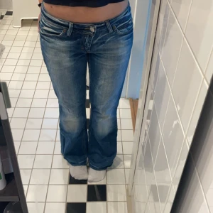 Bootcut jeans  - Blåa lowwaist bootcut jeans från only. De står storlek 40 men har satt en extra knapp så de blir mindre i midjan(bild 2). Längden passar mig som är 162 ungefär. De är dock uppsprätta men syns inte mycket. Skriv för frågor🩷