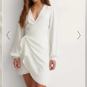 Vit klänning (aldrig använd) - Jättefin klänning i storlek 34 som passar jättebra till student och sommar. Aldrig använd, lappen sitter kvar. Var tänkt som studentklänning men hittat en annan🥰Slutsåld på hemsidan, ordinarie pris ca 500kr. 