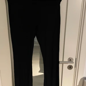 Svarta yoga pants - Hej! Säljer nu mina yoga pants från lager 157 då det aldrig har kommit till användning! Helt nya!  Köparen står för frakten! 