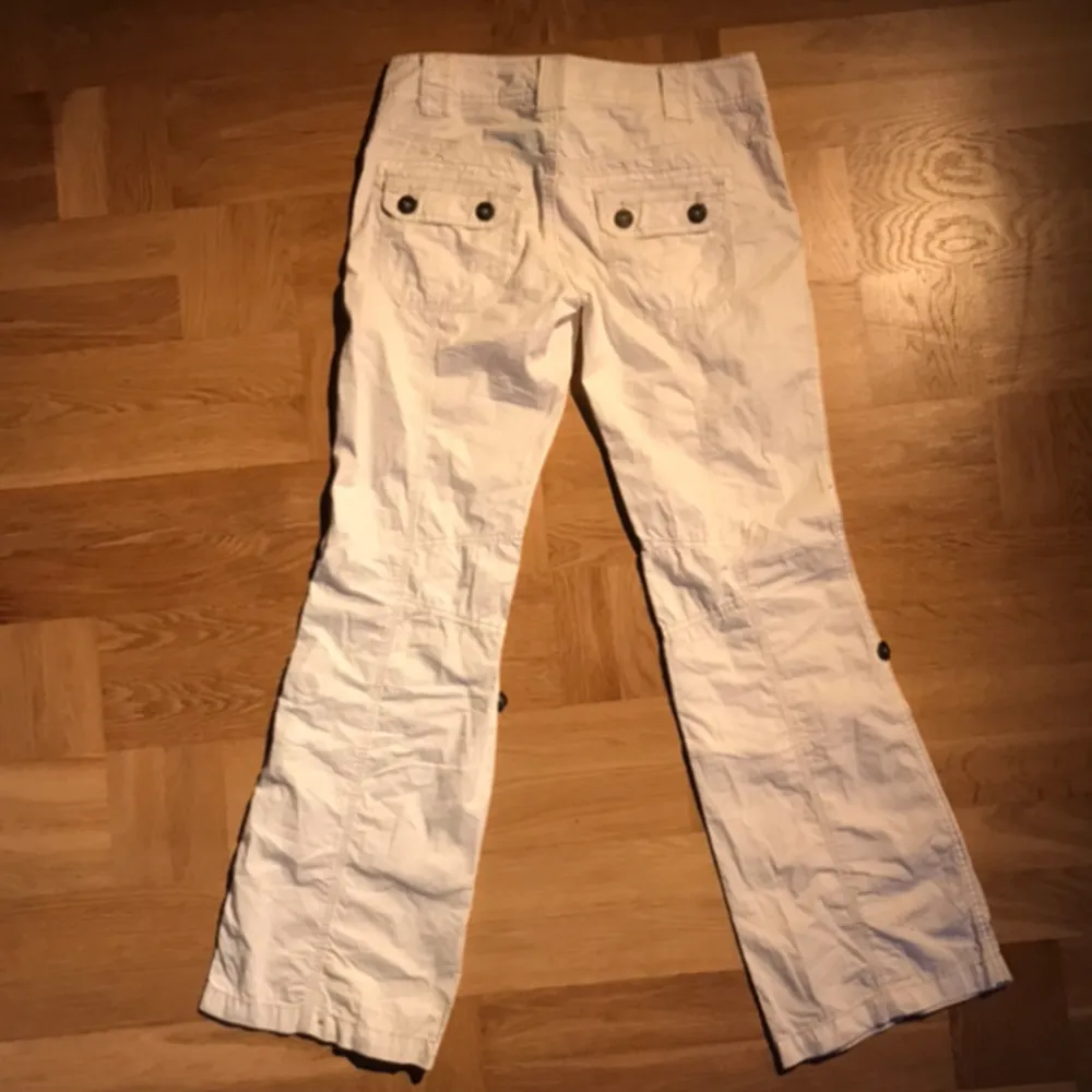 Vita Lågmidjade och utsvängda byxor! Helt nya och oanvända, dem är i ett tunnare matrial så perfekta nu inför sommaren!💕. Jeans & Byxor.
