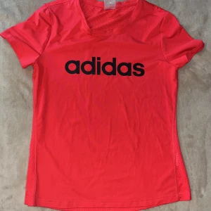 Sport t-shirt - En röd luftig Adidas sport t-shirt💕 Perfekt att exempel den när man är ute och joggar💕