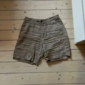 Ett par riktigt najs linneshorts i lite mörkare beige färg. Storlek 29 straight fit, så de sitter inte tajt. Använt skick