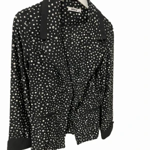 Skjorta  - Skjorta i svart med vita prickar. 