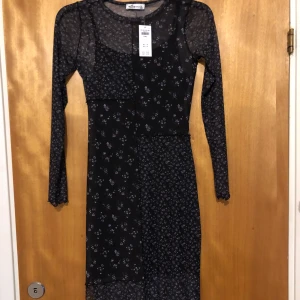 Mesh midi klänning- Hollister  - Helt ny med lappar  Xs-s Mjuk stretchiga tyg Mesh överlämning med svart klänning under