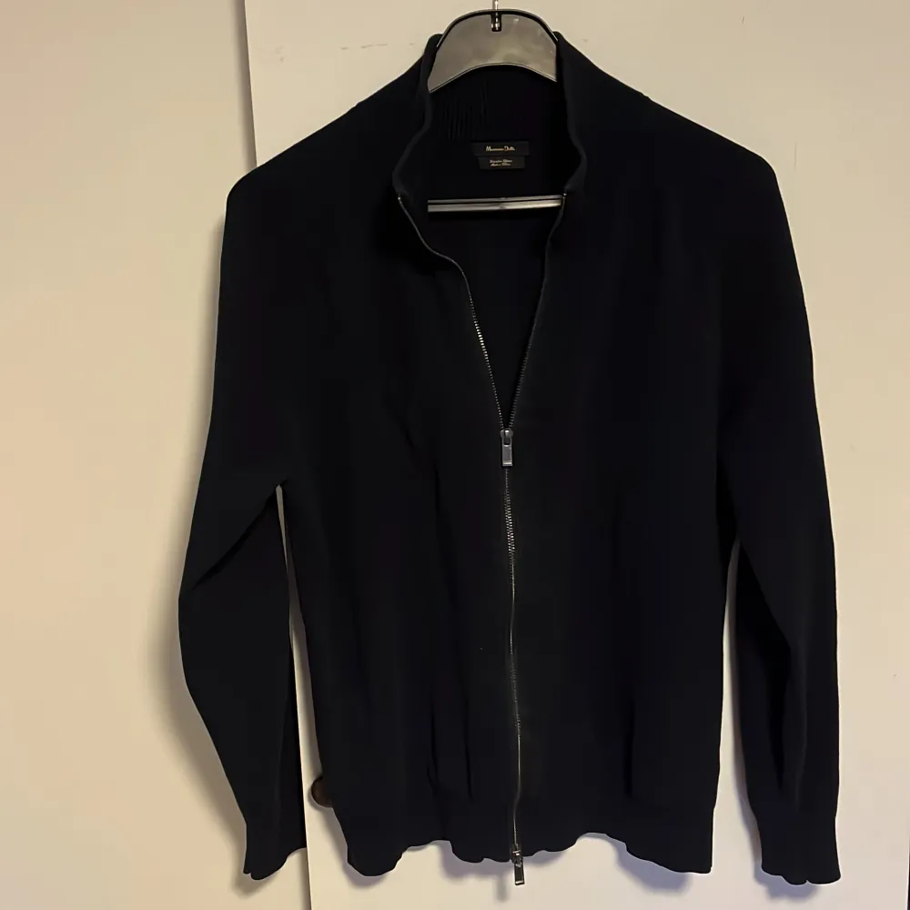 Säljer nu denna fullzip tröjan från Massimo Dutti. Den är i mycket fint skick. Jag är 188 cm.  Vid fråga är det bara att skriva. . Tröjor & Koftor.