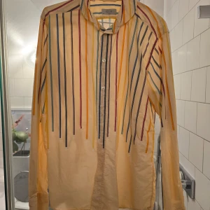 Eton skjorta med flygplan  - Udda skjorta med fina färger och flygplan.  Bästa kvalitén från Eton.  Storlek 39 slim