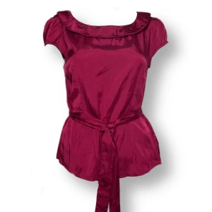 Fin topp  - Två små hål på framsidan, nästintill osynliga. Lila & Vinröd-ish färg. Står varken storlek eller märke. Diskret dragkedja på vänstra sidan. Axel till axel 39cm, armhåla till armhåla 45cm  & längd 55cm