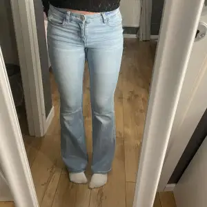 Supersnygga mid-waist ljusblåa jeans från Pull&Bear🤩Ganska stretchiga i materialet men sitter hyfsat tight.  