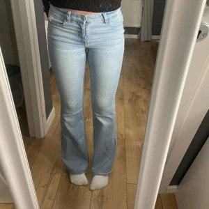 Pull&Bear - Supersnygga mid-waist ljusblåa jeans från Pull&Bear🤩Ganska stretchiga i materialet men sitter hyfsat tight.  