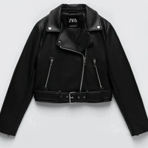 Skinnjacka  - Skinnjacka från Zara! Nyskick🤍 (öppen för prisförslag) hör av er vid frågor/funderingar