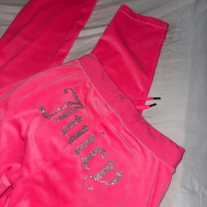 Juicy Couture byxor - Nyskick, storlek S men kan passa XS/M också då de formar sig. Inga defekter, perfekt skick. Kan mötas upp i Halmstad, annars skickas mot porto spårbart. 